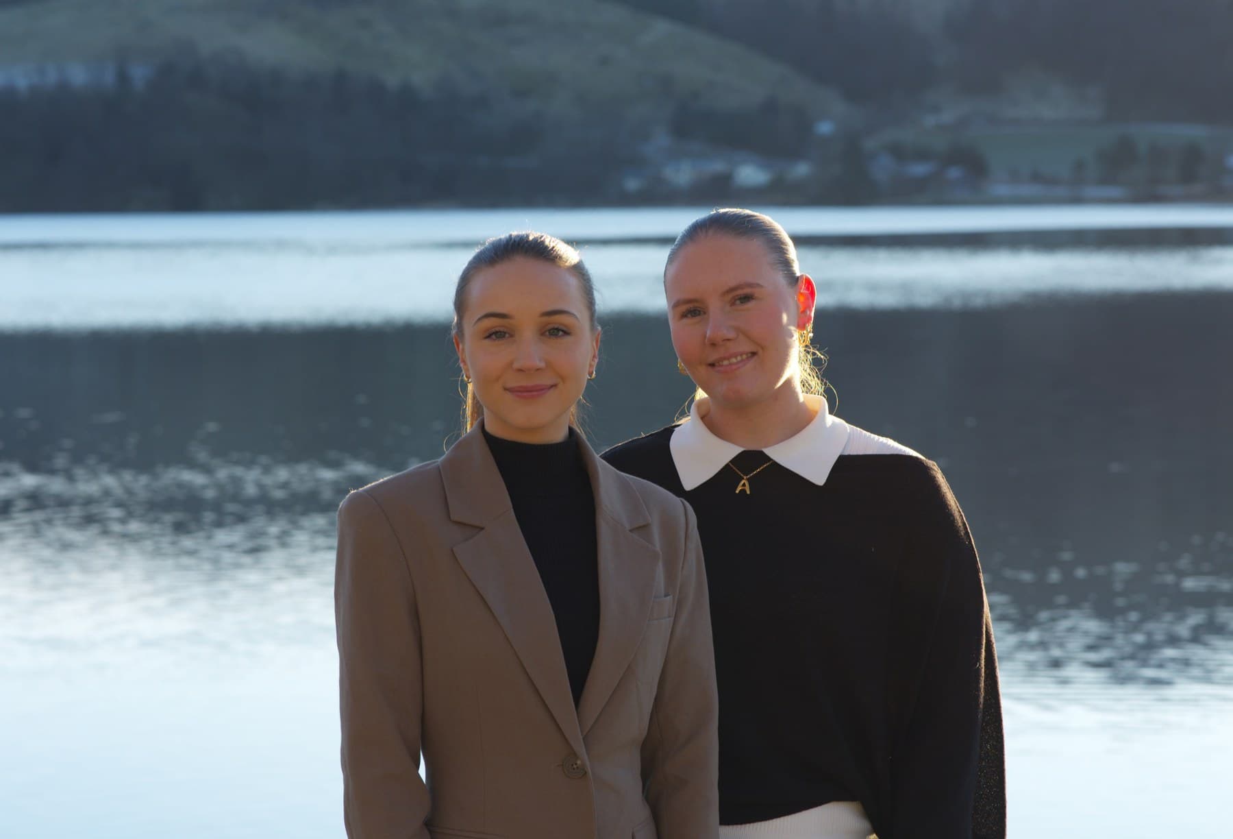 Amalie og Anne Jorunn sammen ved sjøen